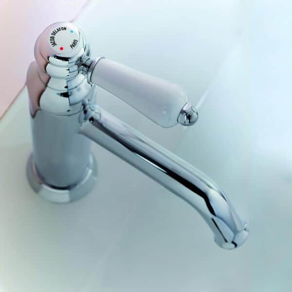 Jacob Delafon - Mitigeur lavabo Louise - Design Rétro, poignée céramique - Économie d’eau - Installation facile - 17x23,20x5,5 cm - Finition Chrome - E24360-CP