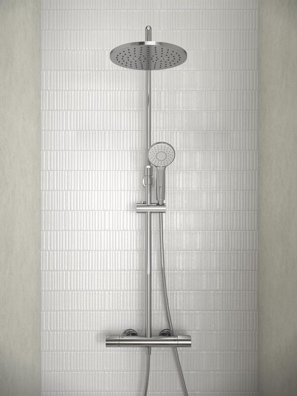 Jacob Delafon - Colonne de Douche Thermostatique JULIETTE - Pomme de Tête Ronde 25cm - Douchette Ronde 3 Jets - 33,4x131,5x51,9 cm - Finition Chrome - E46810-CP