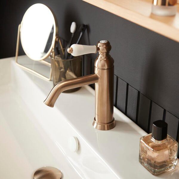 Jacob Delafon - Mitigeur lavabo Louise - Design Rétro, poignée céramique - Économie d’eau - Installation facile - 17x23,20x5,5 cm - Finition Bronze - E24360-BCN