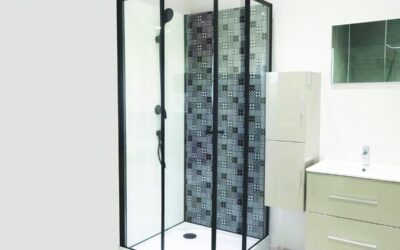 Test de la cabine de douche Ondée Ciment : montage sans silicone et portes coulissantes